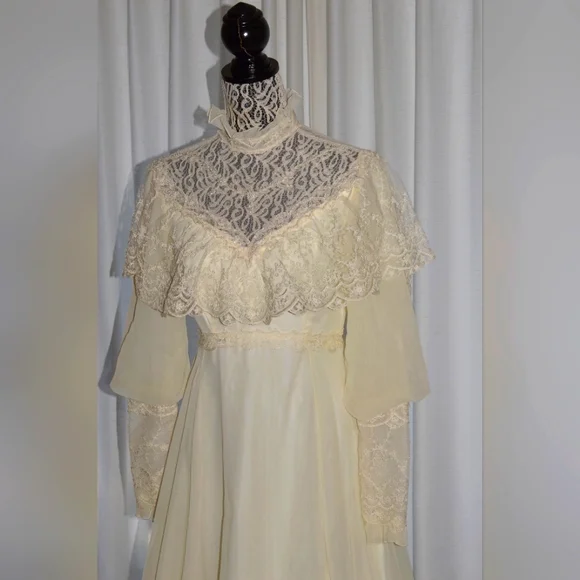 Union label Dresses Vintage Wedding Ivory Dress With Laces 97s